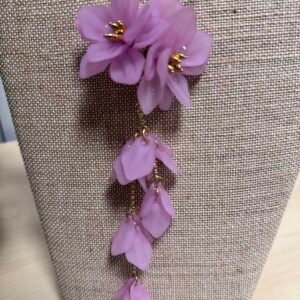 COLLAR ACERO DORADO FLORES MORADAS